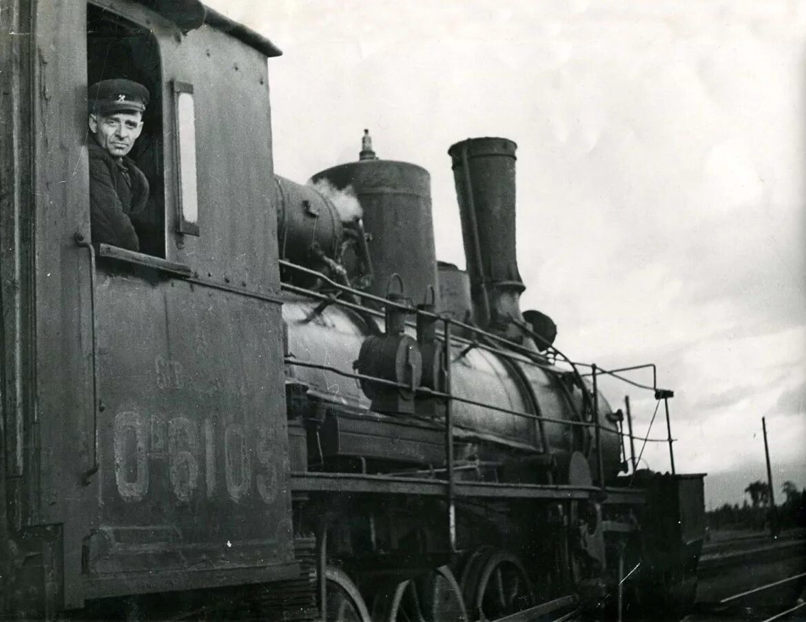 Пассажирский паровоз "Иосиф Сталин". Машинисты поезда в годы войны 1941 1945. Паровозные депо СССР. Кочегар на паровозе