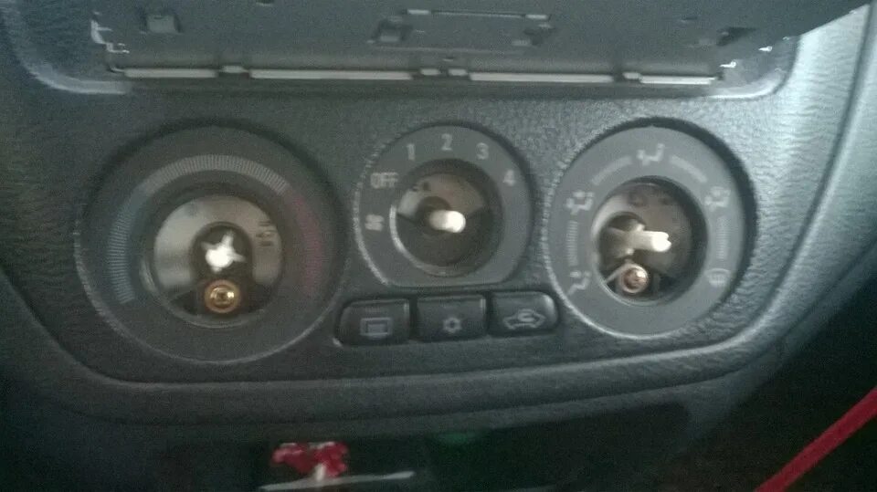 Лампочка подсветки печки шкода октавия тур. Лампа панели приборов рено логан 2 артикул. Замена лампочки на блоке управления отопителем матиз. Лампочки подсветки печки l200. Как поменять лампочку подсветки печки.