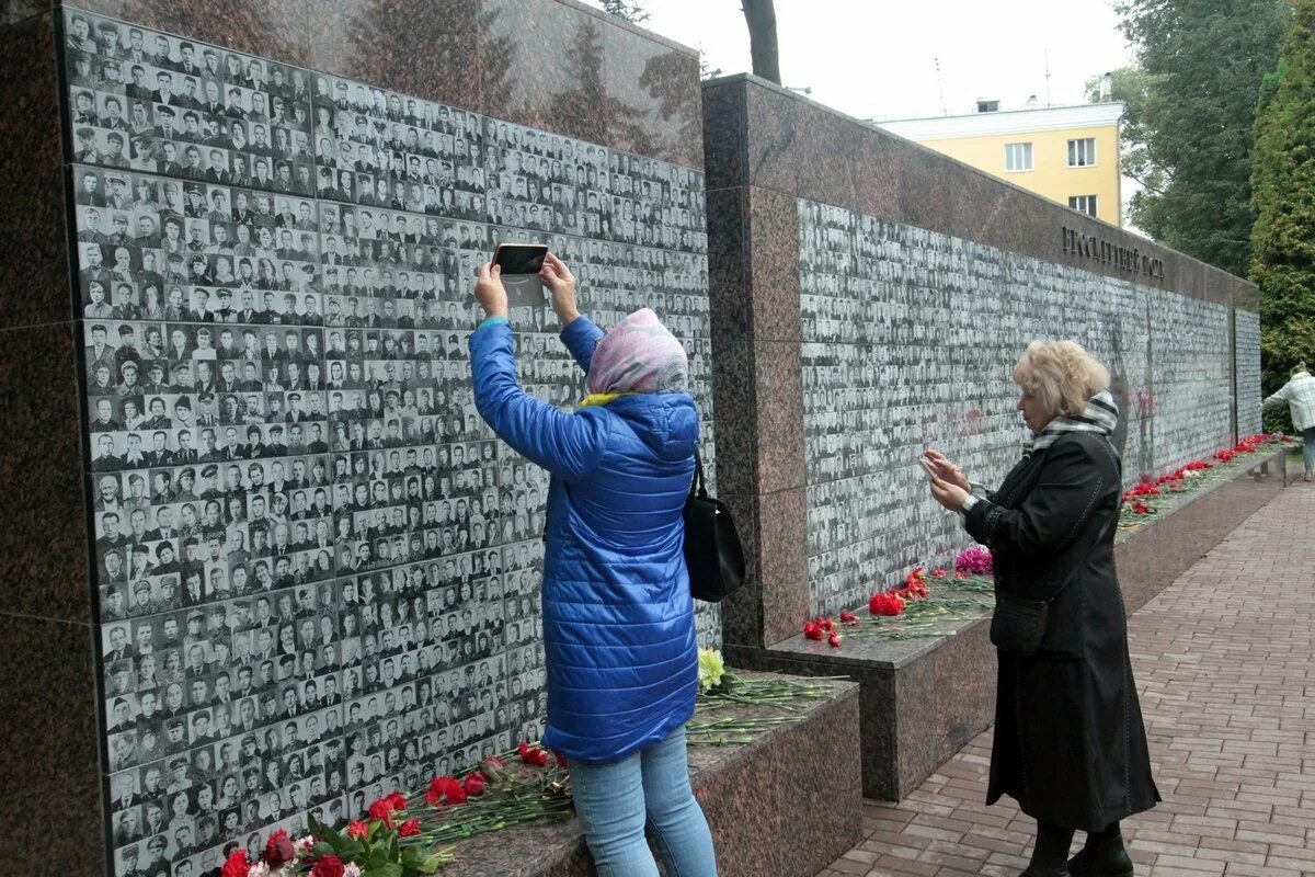 Увековечили память героя. Сквер памяти героев. Сквер памяти героев Смоленск. Сквер памяти героев Десногорск. Сквер память поколений в посёлке Металлострой.