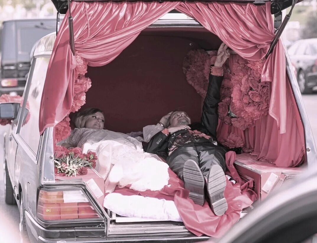 Константин богомолов катафалк. Ксения собчак в катафалке. Ксения собчак свадьба на катафалке. Богомолов и собчак свадьба. Собчак и константин богомолов приехали в загс на катафалке.