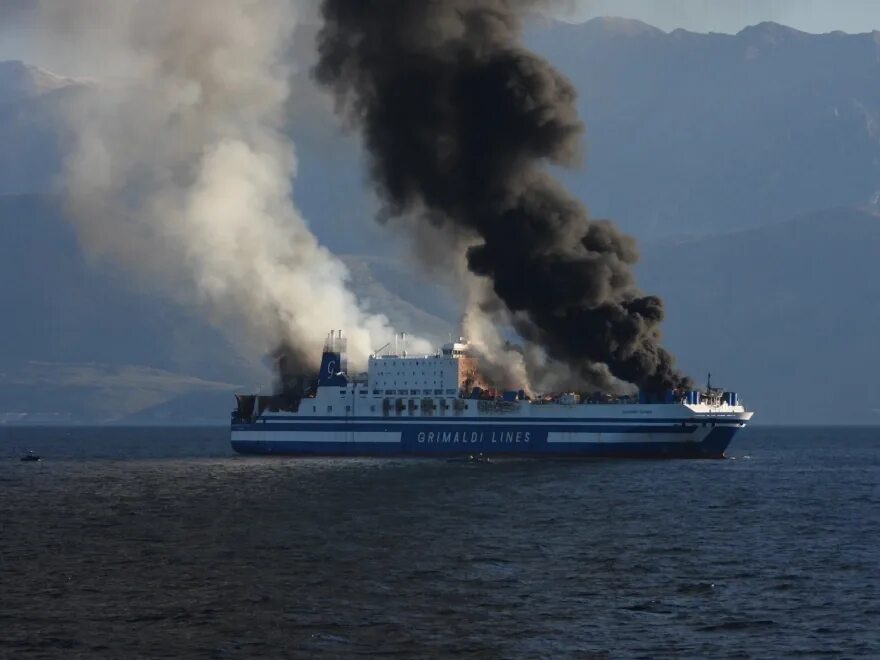 Пожар на морском судне. Горящий корабль. Пожар на корабле. Корабль горит. Пожар паром море.