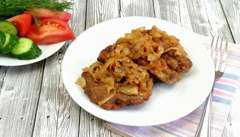 Свиная печень в кляре на сковороде. Отбивные из печени говяжьей. отбивные из печени говяжьей на сковороде. отбивная из печени с луком. отбивные с луком на сковороде.