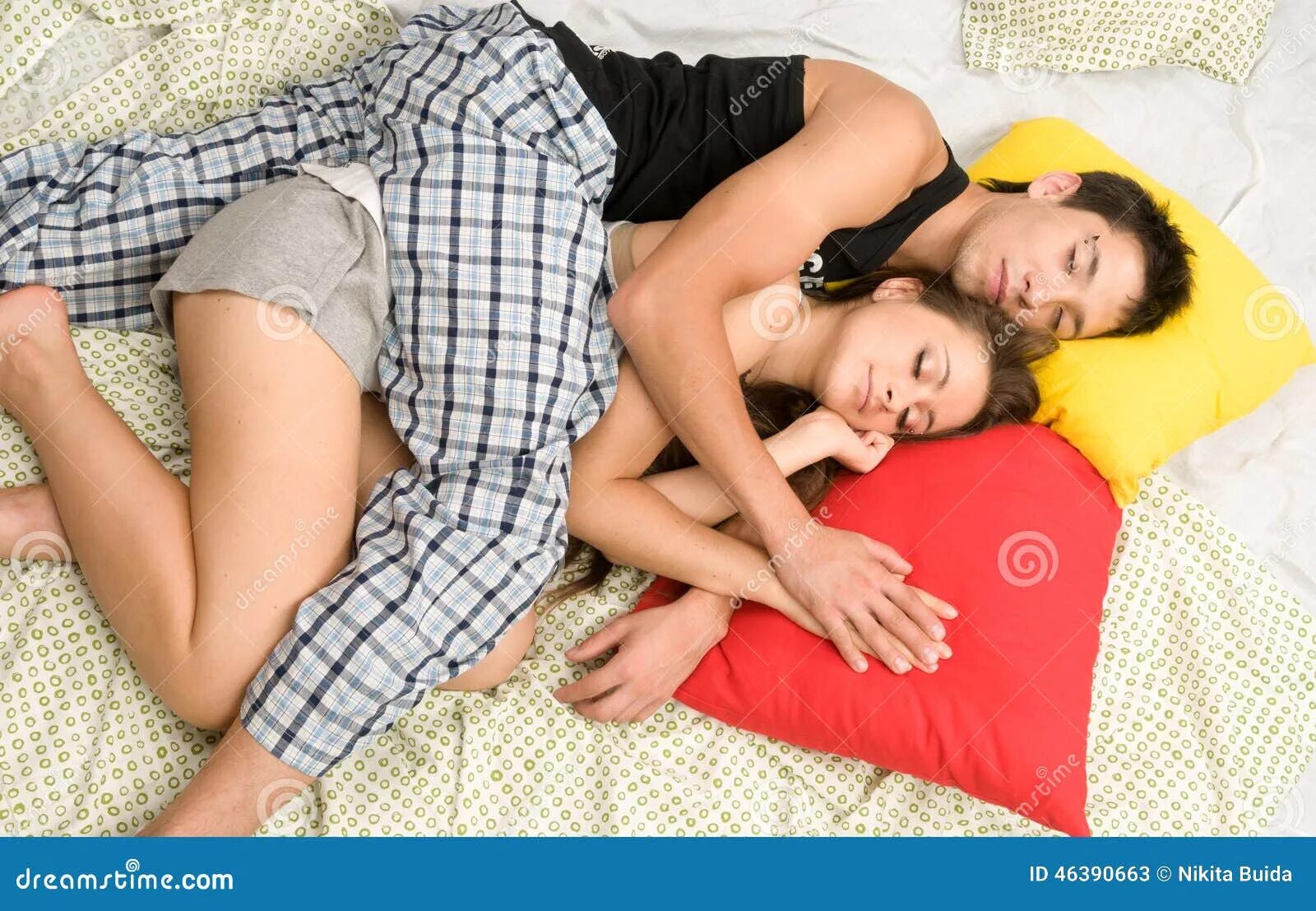 Hot sister helps brother injury. Объятия в постели. Брат спящий сестра парно. Брат спящий сестра парно. Слипинг систер слипинг систер.