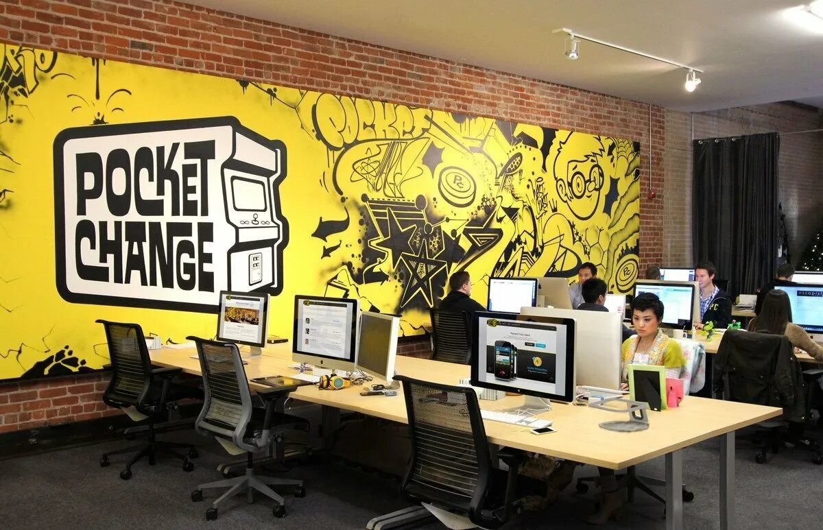 Graphic studio. Креативный интерьер офиса. Офис в стиле арт. Креативное оформление офиса. Креативная стена в офисе.
