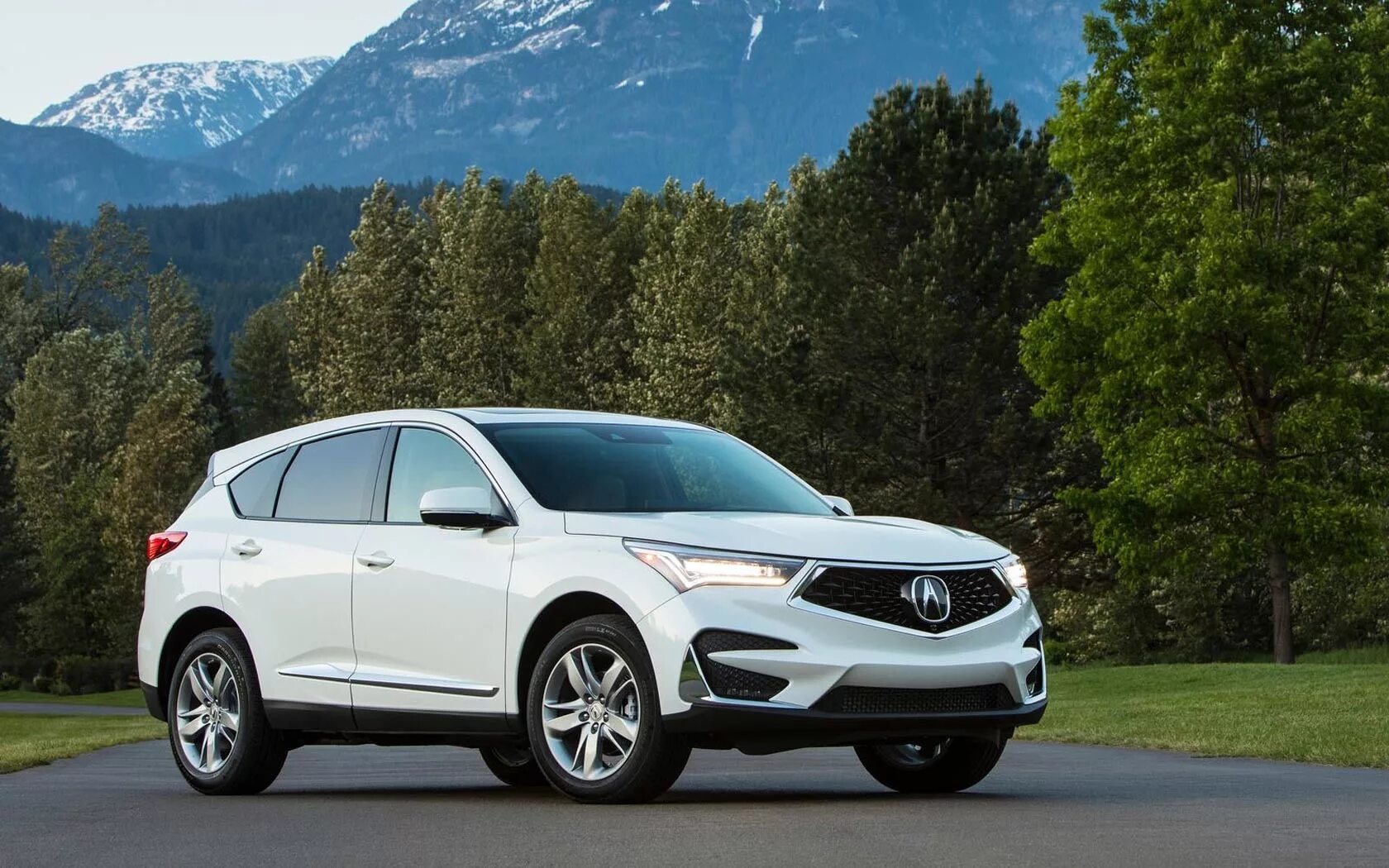 Acura rdx. Acura 2019 внедорожник. Белый кроссовер. Машина белая кроссовер. Кроссовер издалека.