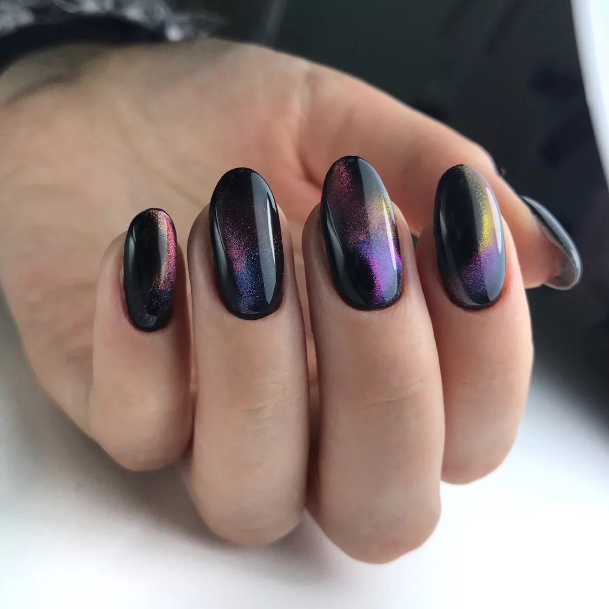 маникюр черный кошачий глаз на короткие ногти. кошачий глаз 2021. темный кошачий глаз маникюр. маникюр кошачий глаз темный. кошкин глаз гель.