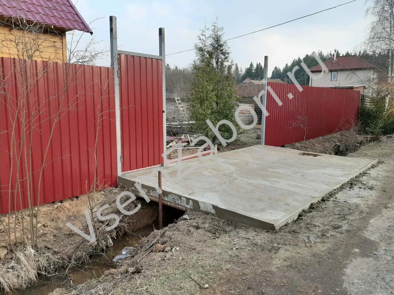 Заезд на участок. Опалубка трубы на заезд. Бетонная площадка под автомобиль. Плита на въезд. Заезд для машины из бетона.