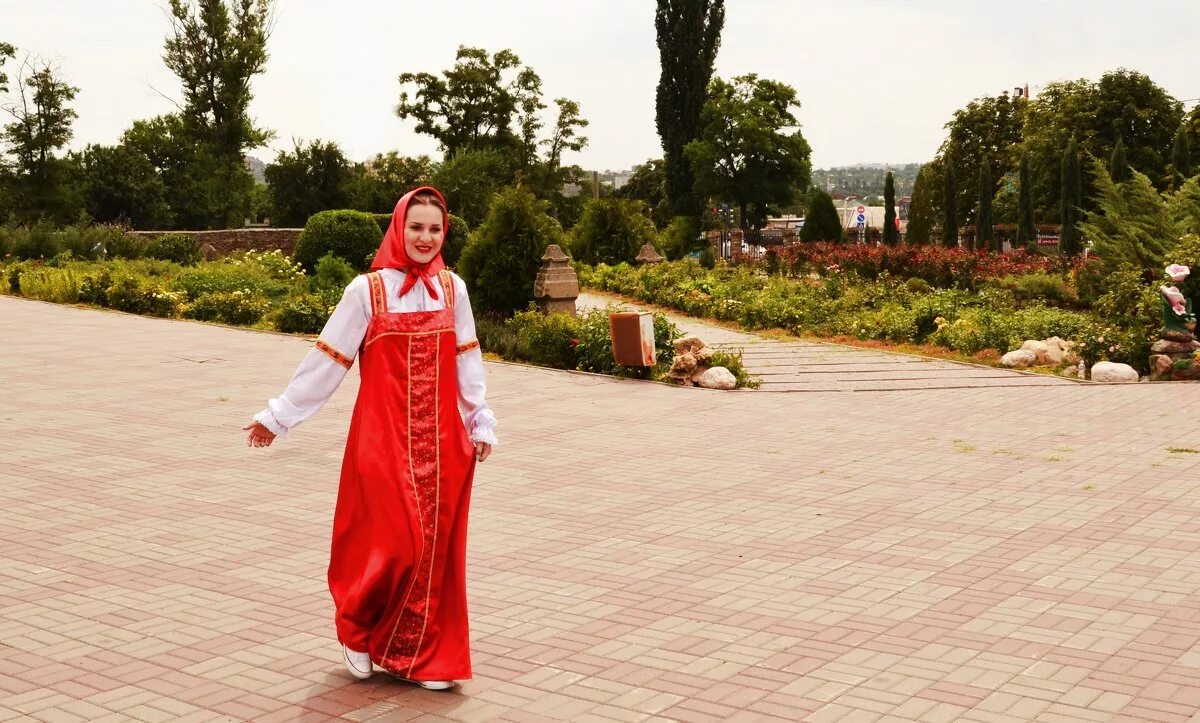 русский сказочный костюм. фотосессия в русских костюмах. красные девицы картинки. красные девицы картинки. девушка в красном.