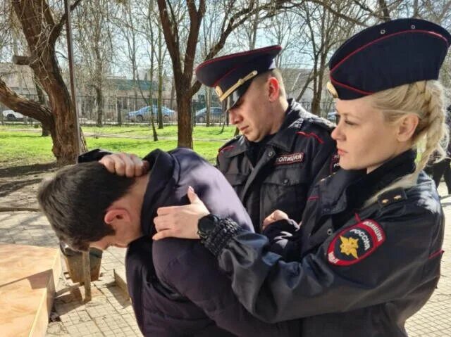 Работница полиции на месте преступления