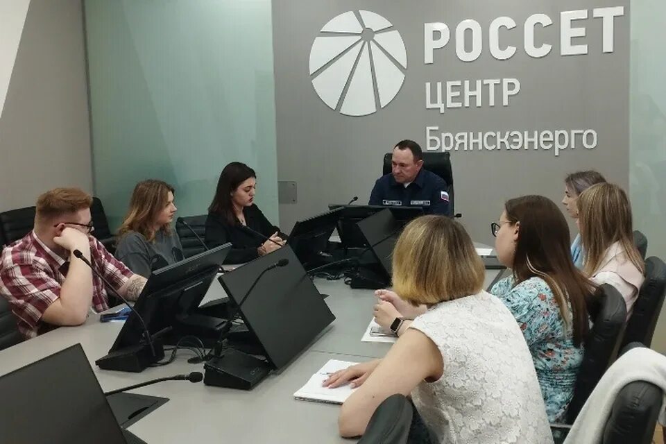 Филиал россети центр брянскэнерго. Брянскэнерго. брянскэнерго директор. брянскэнерго фото.