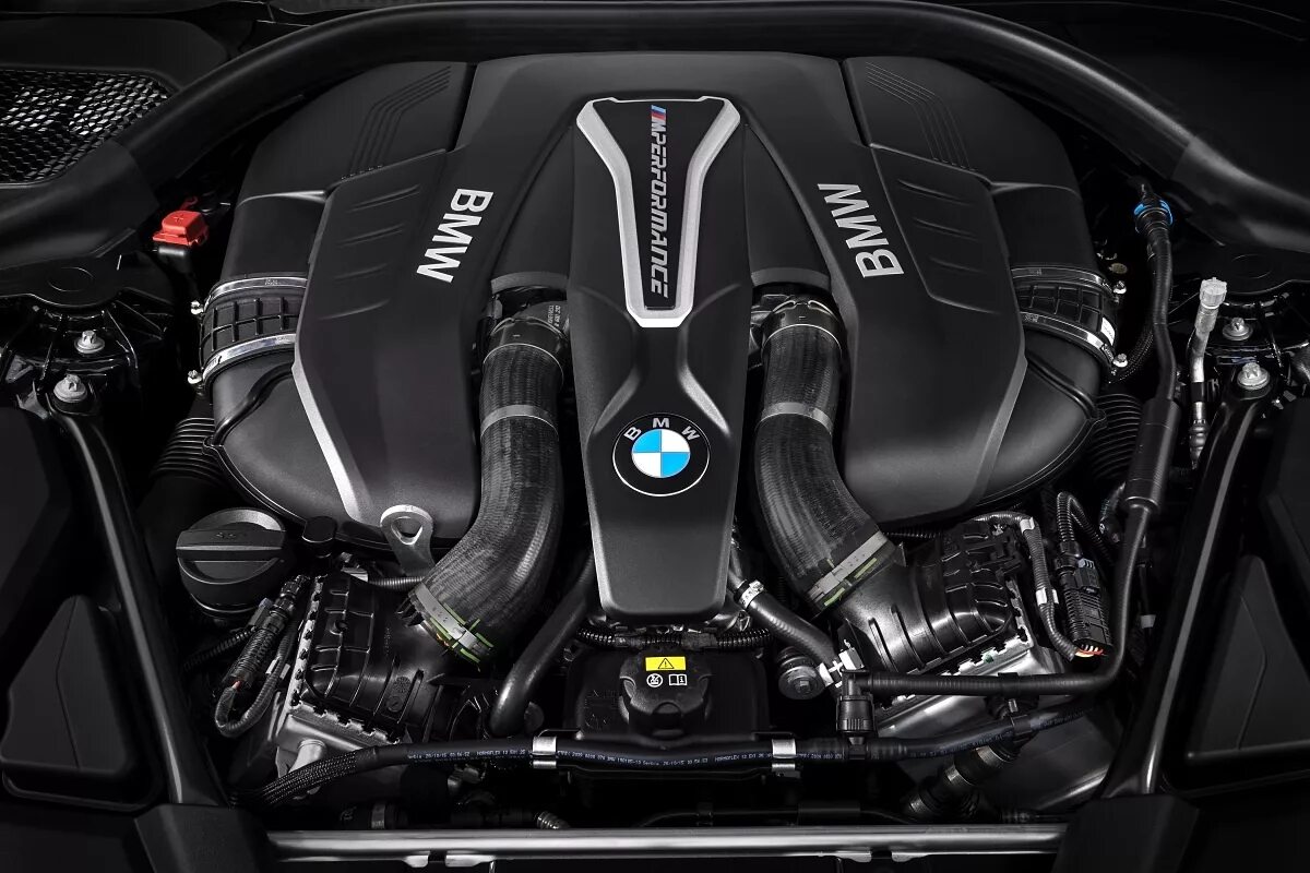 Новые двигатели бмв. BMW m550i. BMW 550i engine. BMW g11/g12 мотор. БМВ 750li мотор.