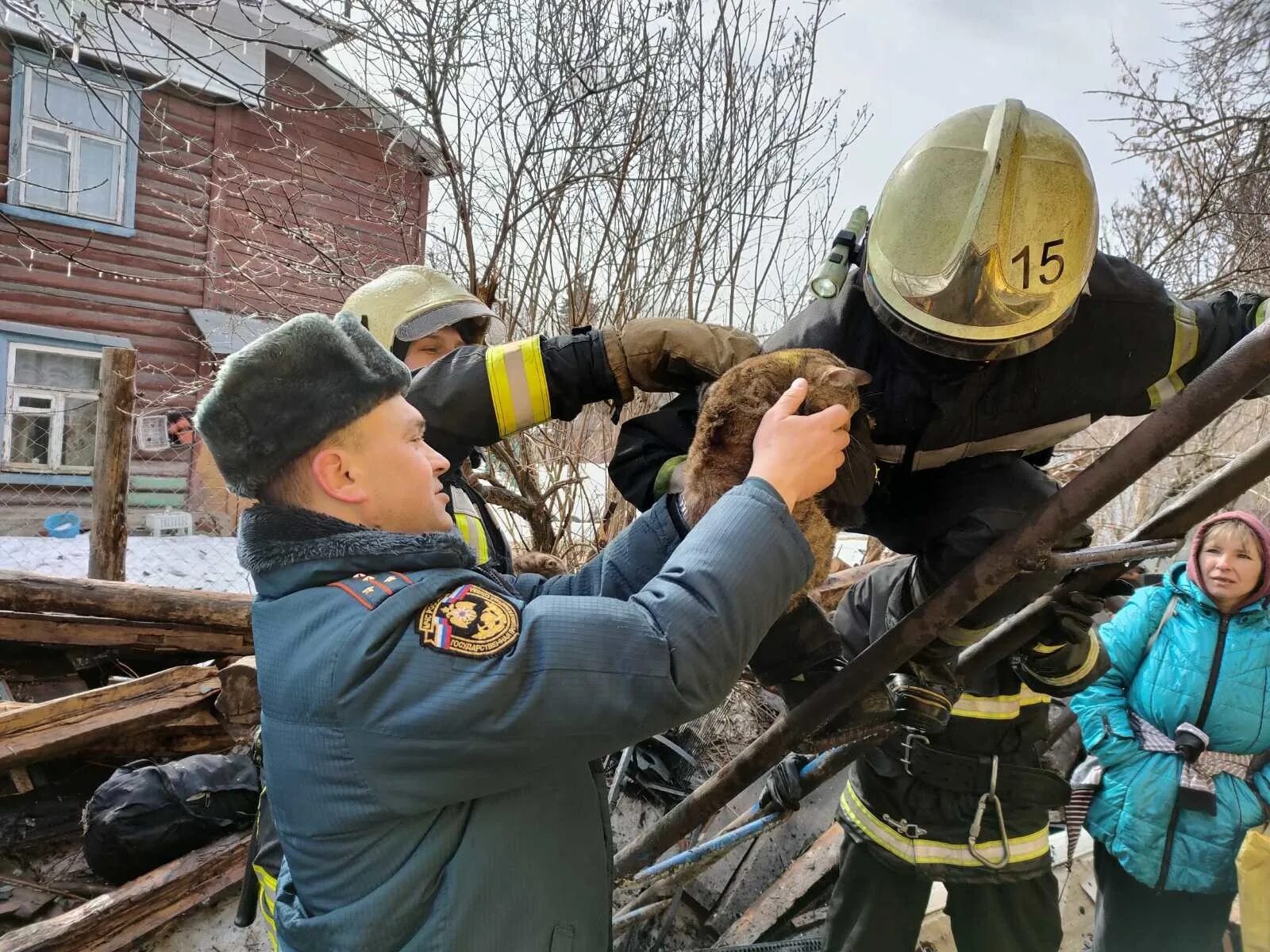 Сводка мчс россии. МЧС Муром. Пожарные на пожаре. Сотрудник МЧС. Спасение на пожаре.