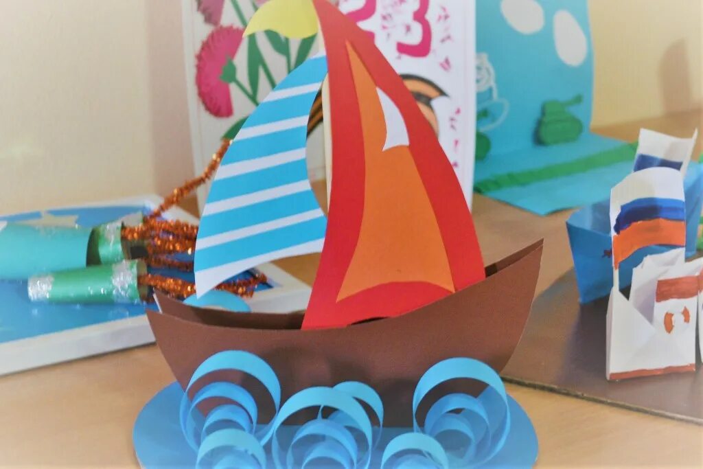Корабль в детском саду своими руками. Поделка кораблик. Поделка корабль. Поделка кораблик из бумаги. Корабль из картона для детского сада.