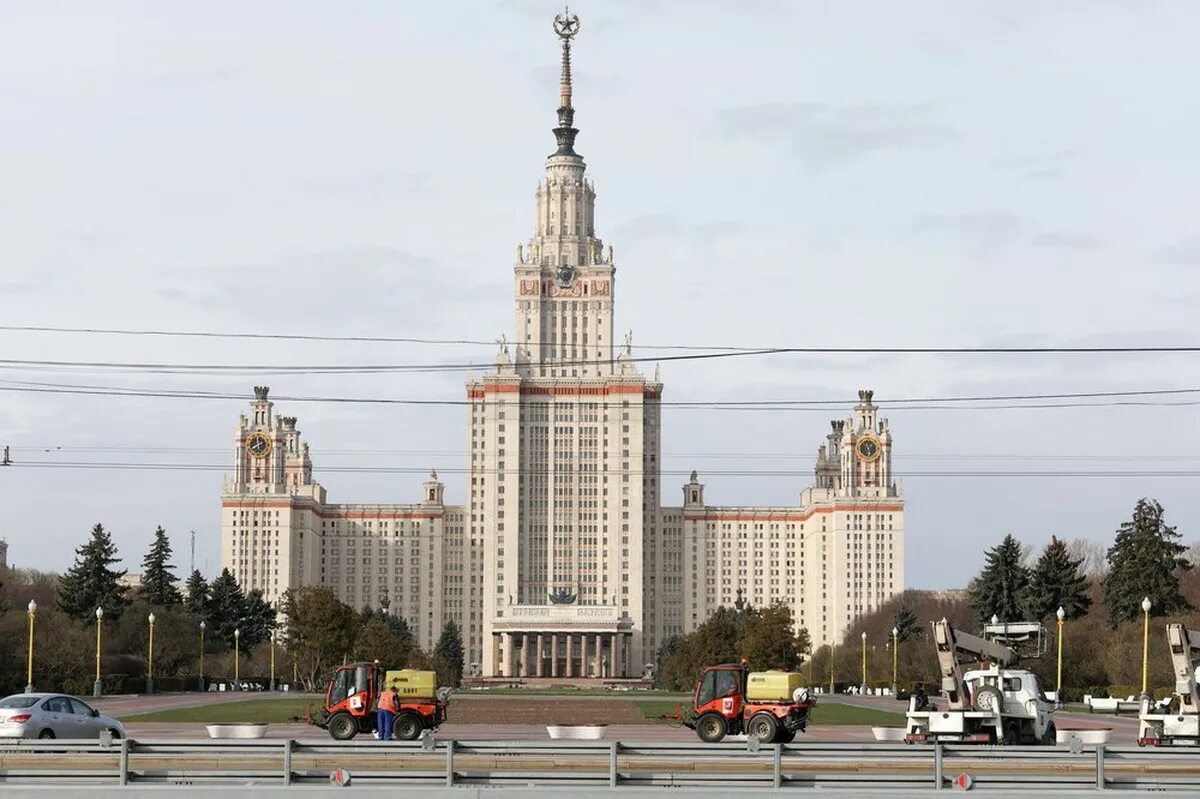 Мгу оценки. МГУ Ломоносова. Ломоносов 2012 МГУ. Наши дни в МГУ им м.в Ломоносова. МГУ Воробьевы горы территория.