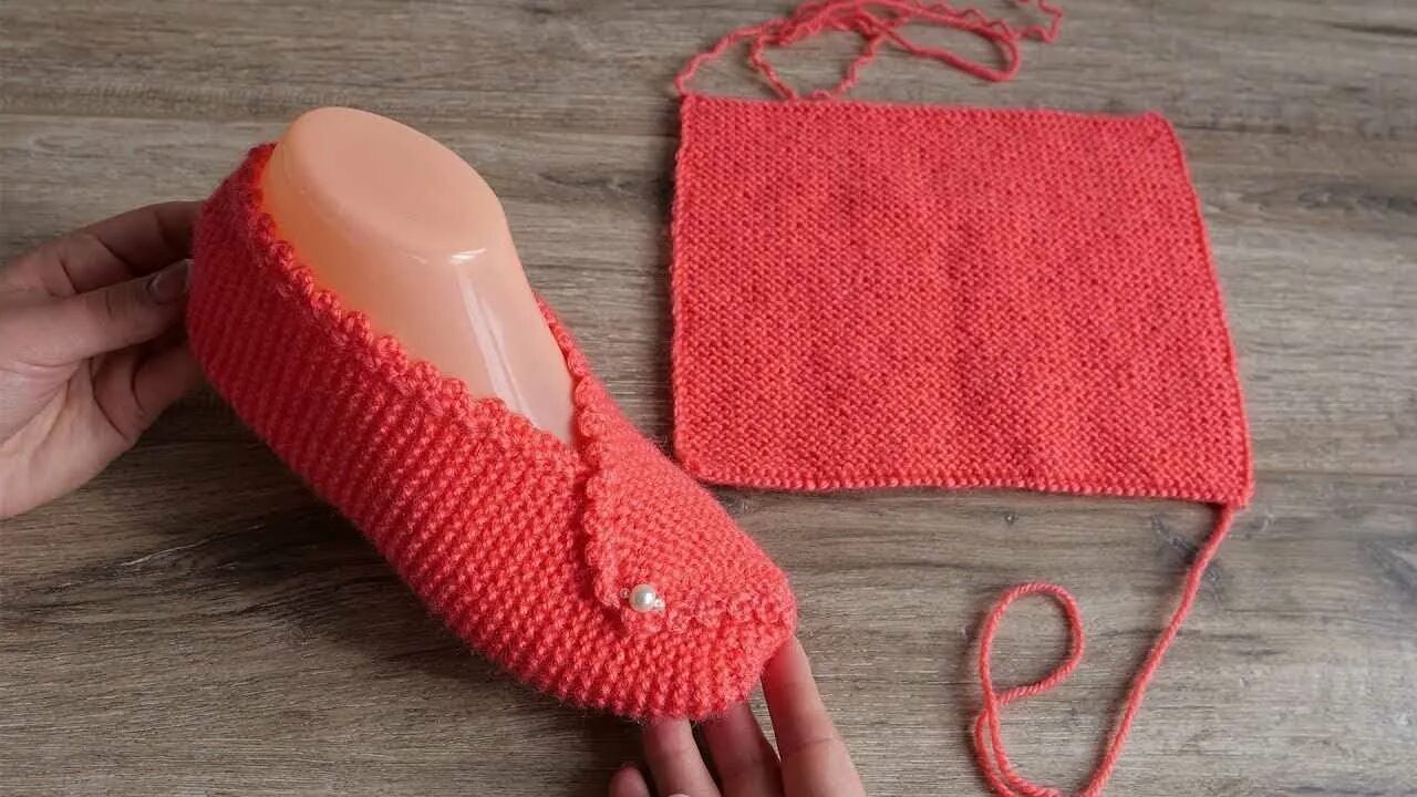 вязаные тапки. вязание крючком тапочки. тапочки крючком. тапки спицами. вязание спицами тапочки.