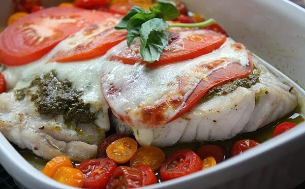 Рыба запеченная с помидорами и сыром. Красная рыба в духовке с моцареллой. Рыба запеченная с помидорами. Треска с помидорами и сыром.