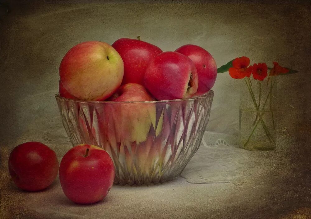 В 2 вазах по 18 яблок. Натюрморт. Натюрморт с яблоками. Натюрморт с вазой. Картина яблоки.