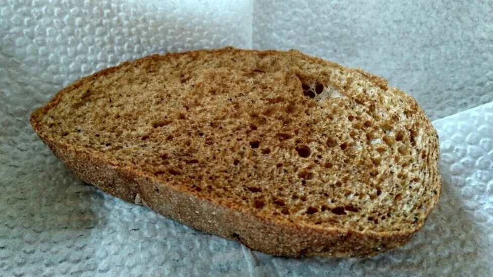 Черный хлеб сахар. Ломтик черного хлеба. Кусок черного хлеба. Ломоть хлеба. Два ломтика хлеба.
