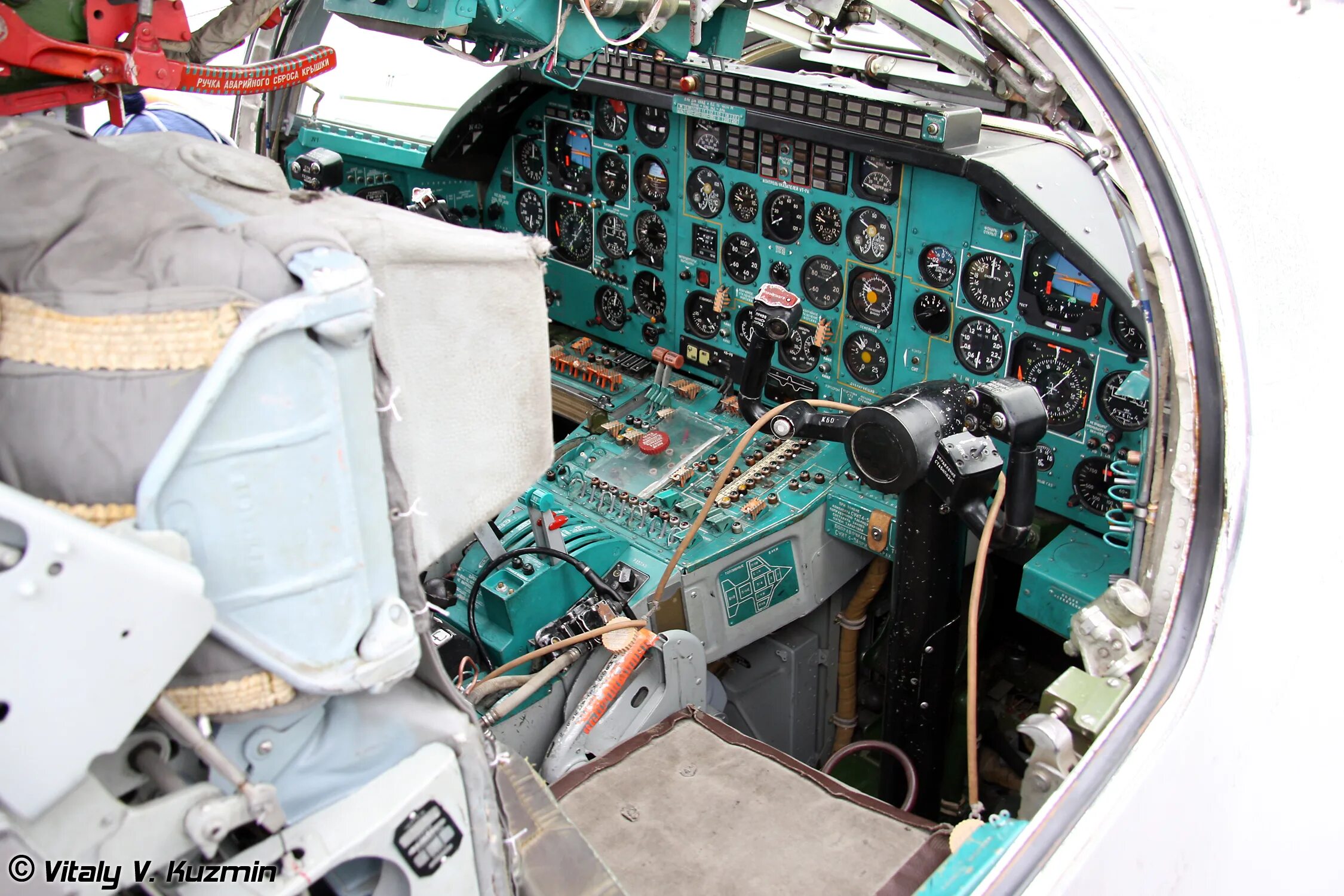 Сколько экипаж ту 160. Ту-22м3 кабина. Cockpit tu 22m3. Приборная панель ту 22м3. Ту 22м3 топливные баки.