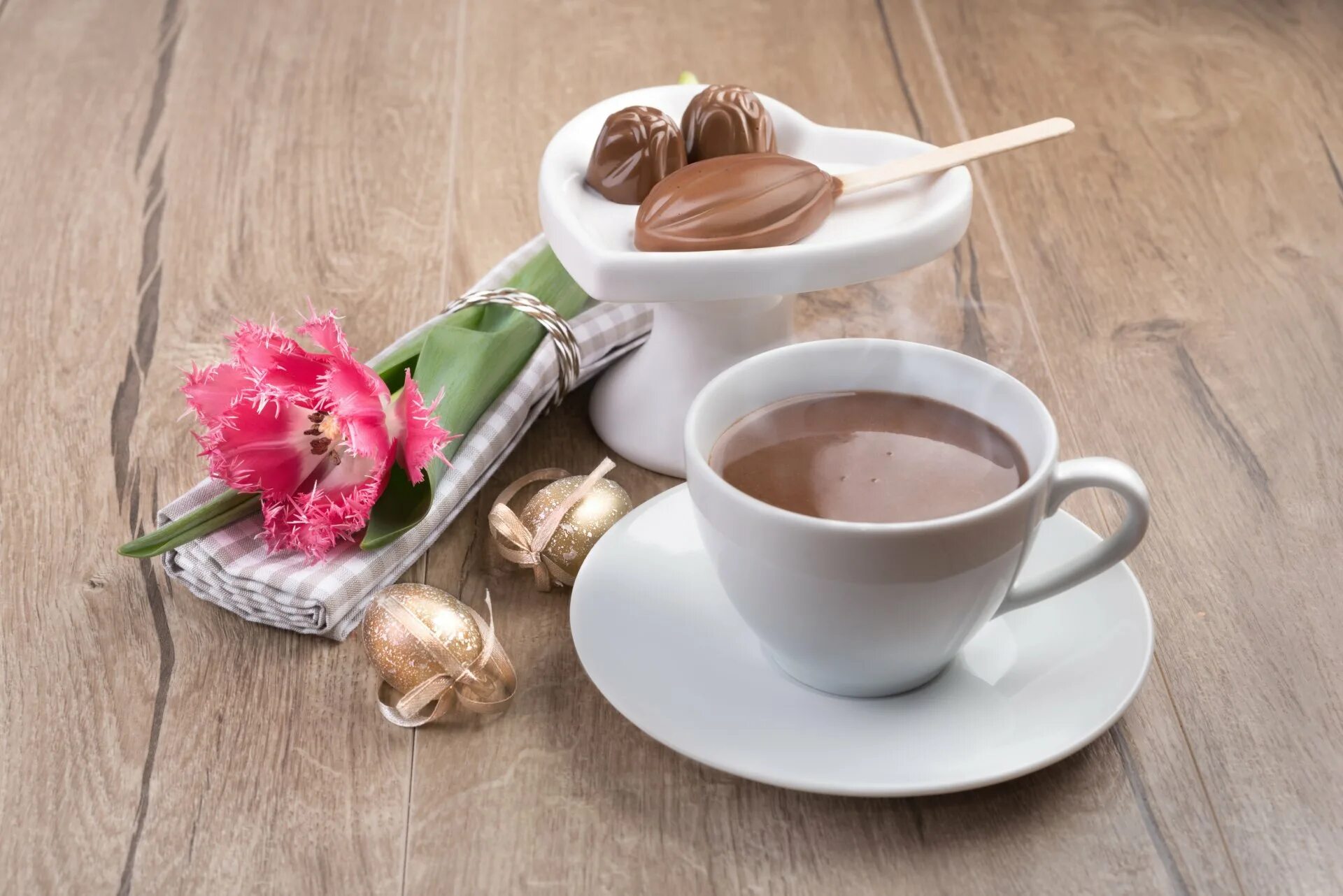 Картинка доброе утро с кофе и цветами. Чашка кофе. Красивые кофейные чашки. Красивый кофе. Кофе и цветы.