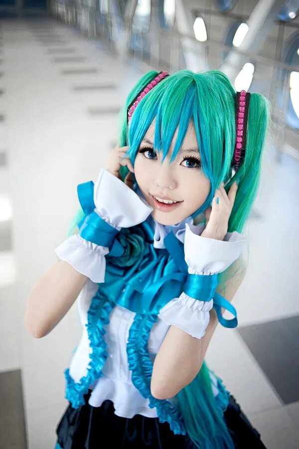 Hatsune miku cosplay. Мику Хацунэ. Хатсуне Мику косплей. Косплеер Мику. Hatsune Miku косплей.