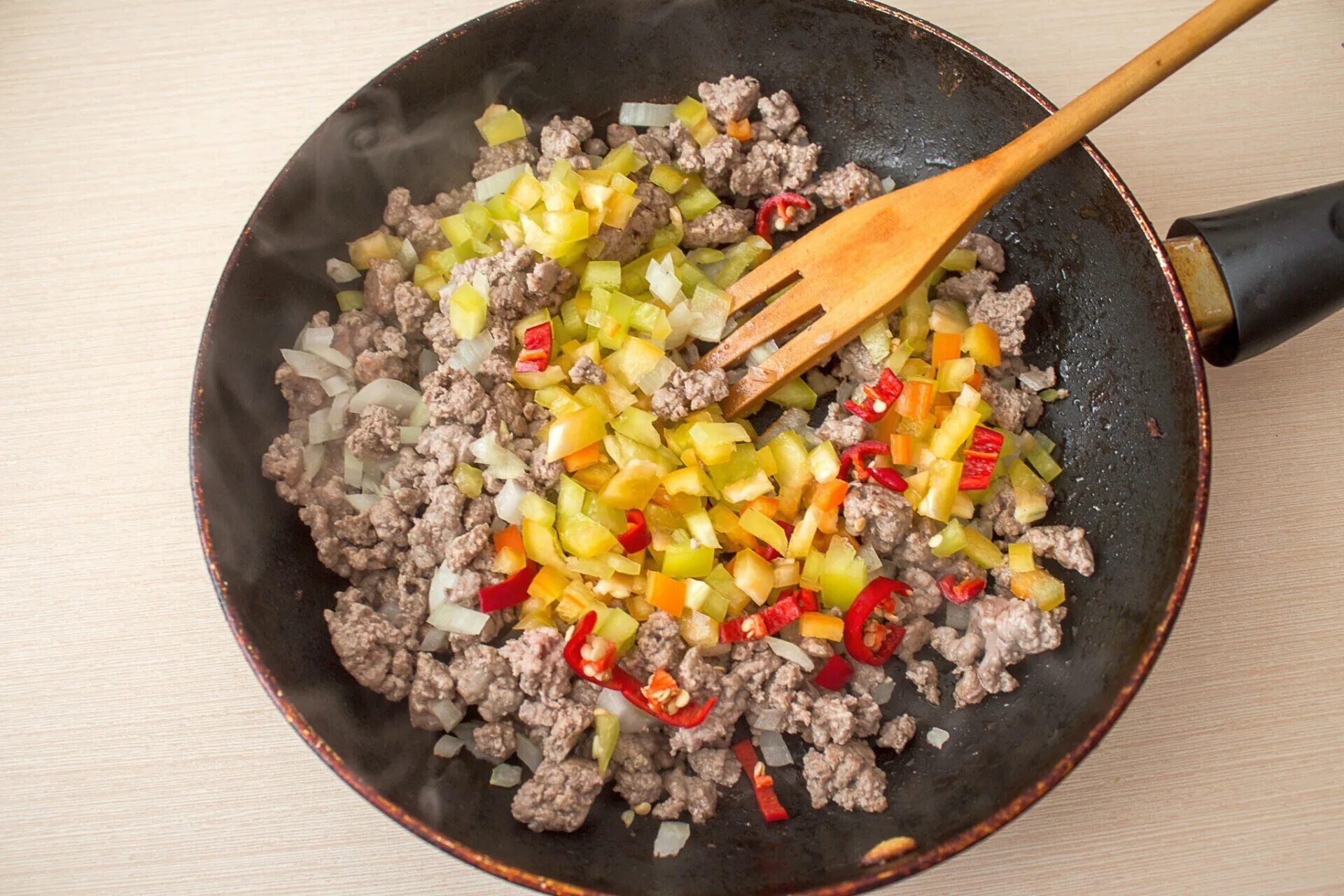 Фарш кукуруза рецепт. Фарш с фасолью и кукурузой. фарш с кукурузой по мексикански. начос фарш фасоль кукуруза. мексиканское блюдо с фасолью и фаршем и кукурузой как называется.