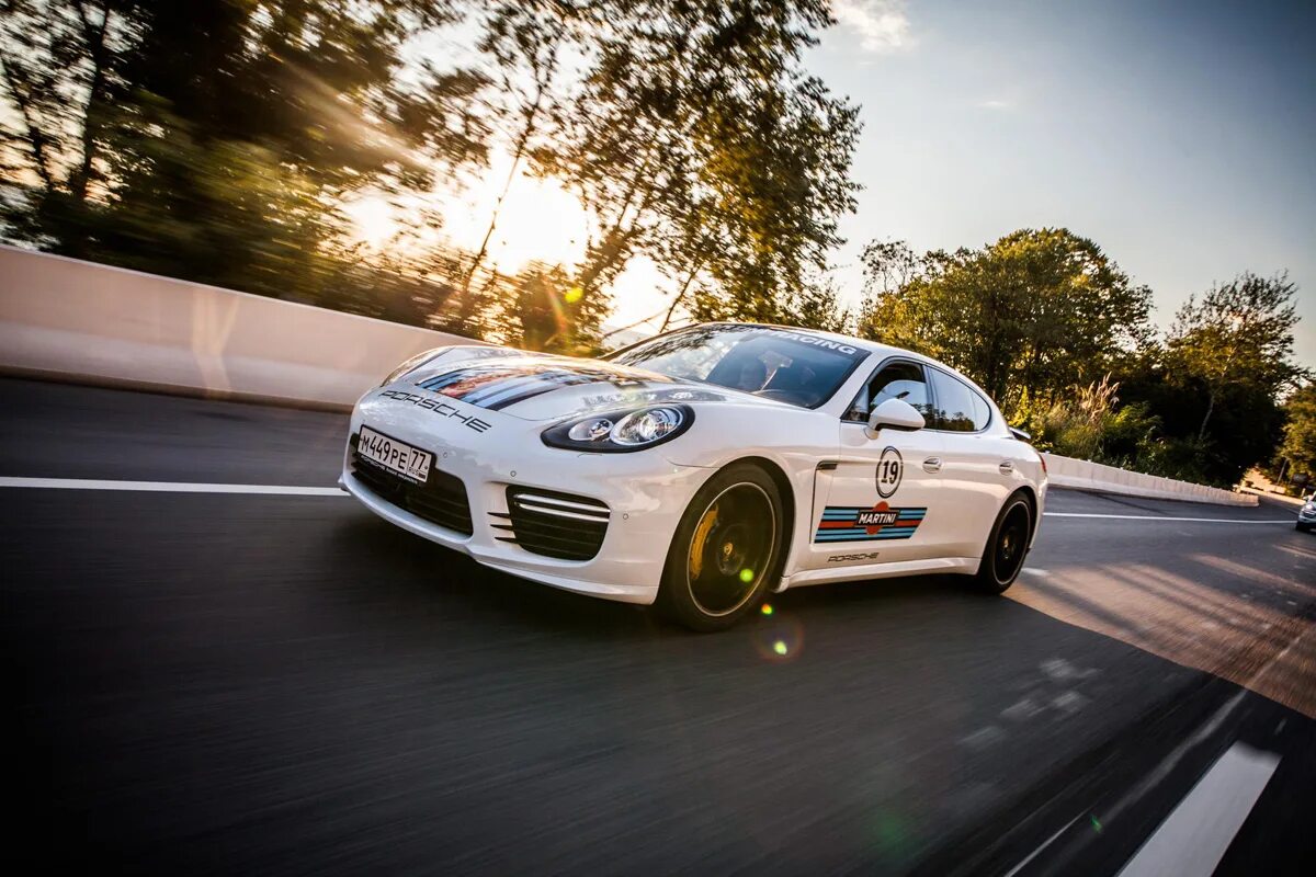 Порш манера. Порше панамера 911. porsche 911 panamera cayenne. porsche cayenne martini racing. порше панамера гоночная.