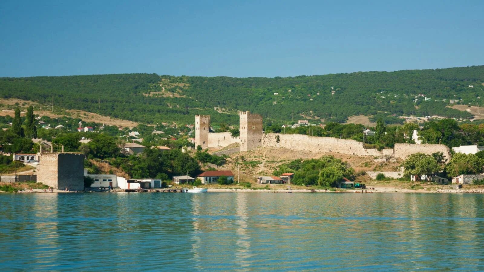 Феодосия. Генуэзская крепость Феодосия с моря. Феодосия панорама. Феодосия вид сверху.