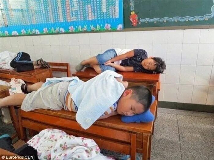 Китайские дети спят в школе. Сон в школе. Спящие школьники. Китайские школьники спят на уроке.