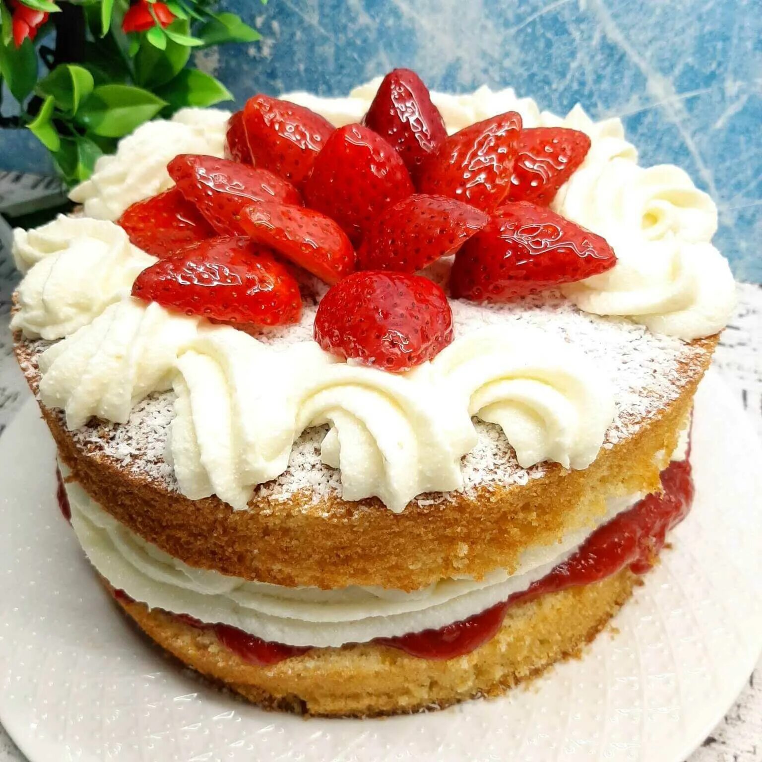 Творожный крем для бисквитного торта рецепт. Бисквит королевы Виктории. Бисквитный торт. Бисквитный торт с клубникой. Творожный крем для торта.