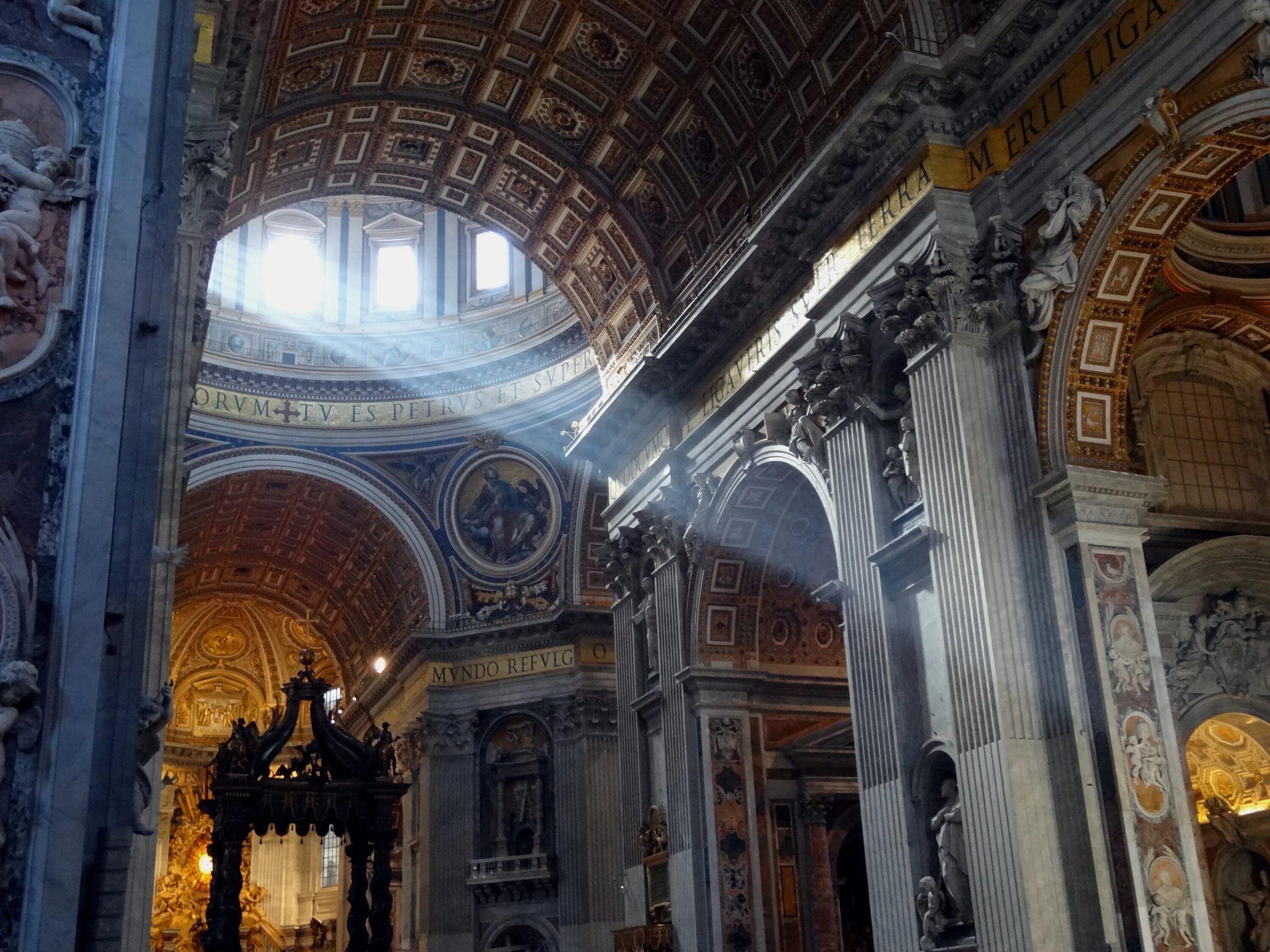 Базилика Сан Пьетро внутри. Фасад базилики Святого Петра в Ватикане внутри.