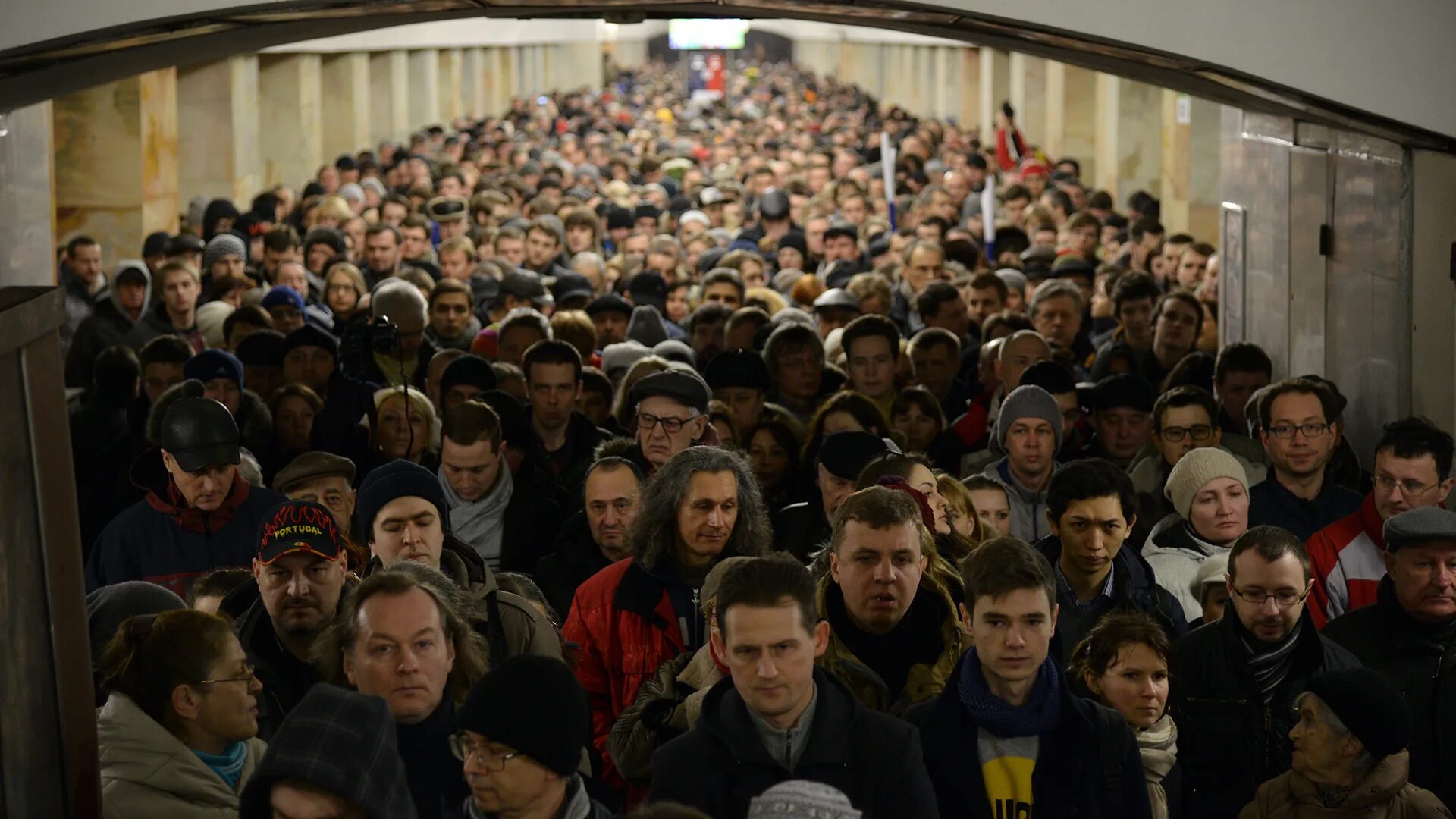 Час пик в метро. Московское метро час пик. Час пик в метро в Москве. ЧАСПИК В Московском метро. Много людей в метро