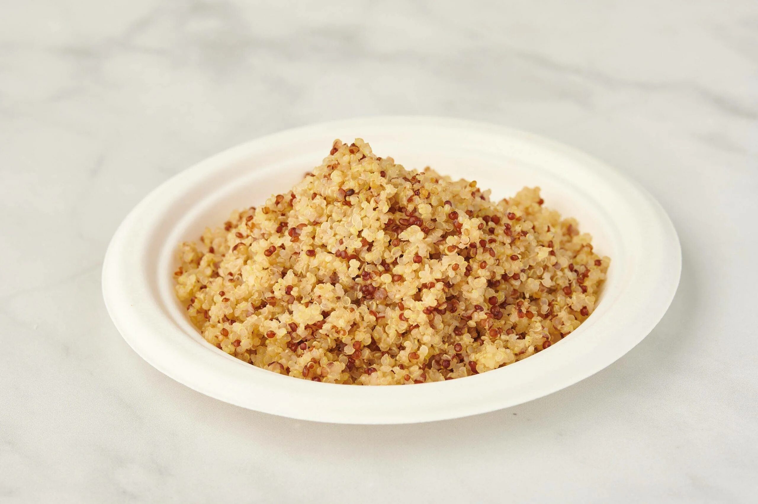 Киноа это крупа. Quinoa крупа. Киноа клетчатка. Киноа каша. Киноа белая.