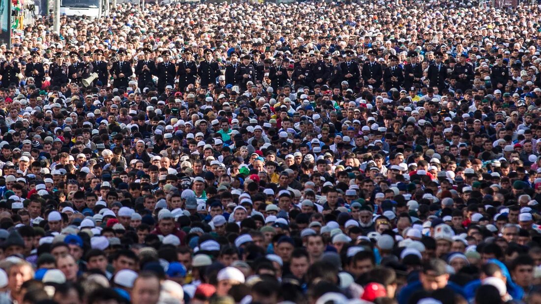 Ураза в 2025 году какого. Огромная толпа людей. Толпа людей в Москве. Москва много людей. Толпа мусульман.