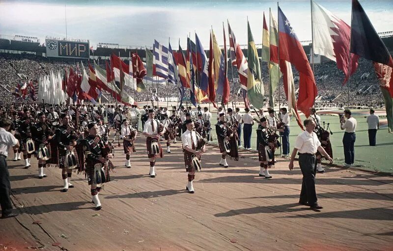 Фестиваль молодежи и студентов 1958. Всемирный фестиваль молодёжи и студентов в москве 1957. vi всемирный фестиваль молодёжи и студентов. фестиваль молодежи в ссср 1957. 1957 год.vi всемирный фестиваль молодёжи и студентов..