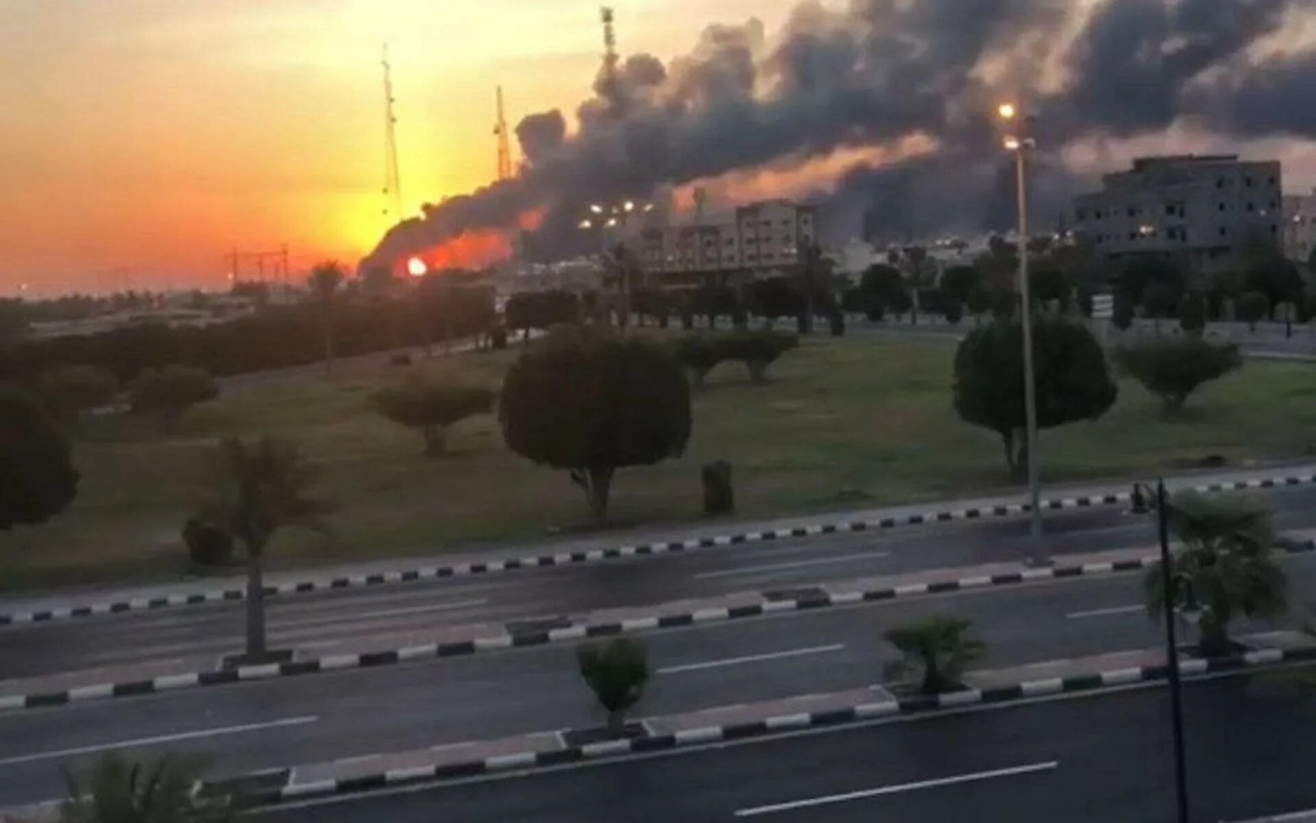 Атака на нпз саудовской аравии. Удар по нефтехранилищу в саудовской аравии. Горит нефтебаза саудовской аравии. Пожар в саудовской аравии. Хуситы ударили.