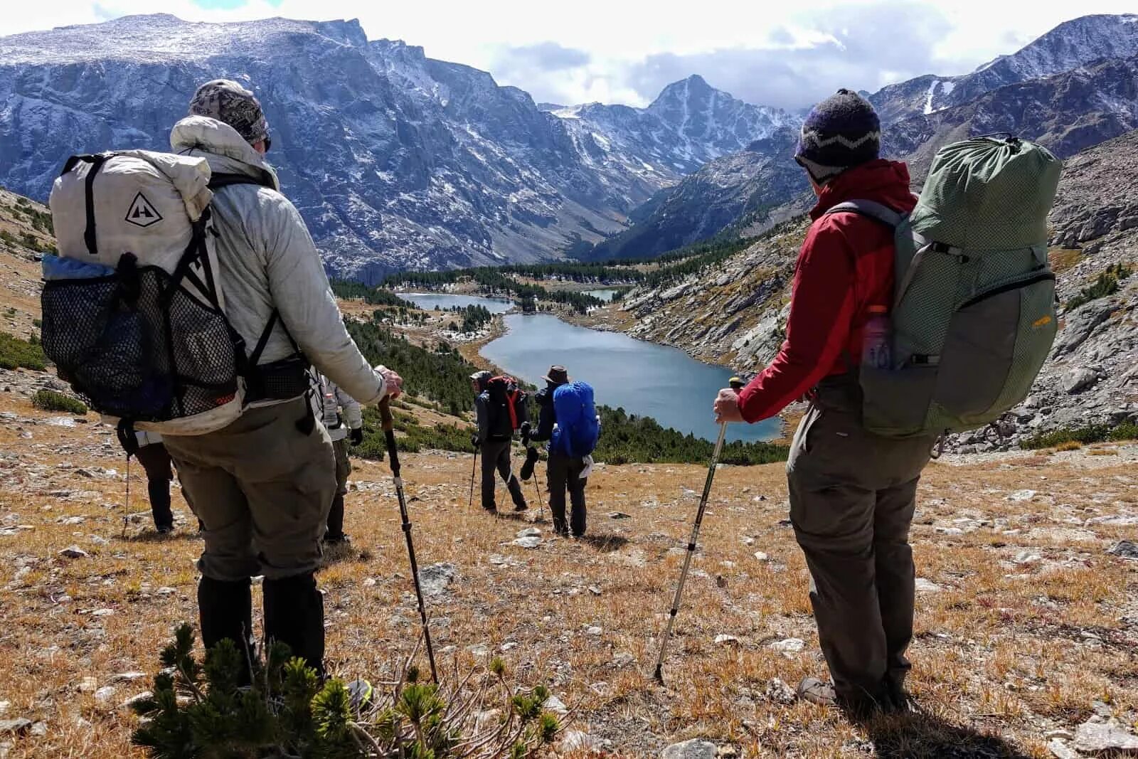 Треккинг в россии. Треккинг хайкинг. Trekking Hiking Backpacking обувь. Хайкинг в России. Пешеходный туризм в поле.