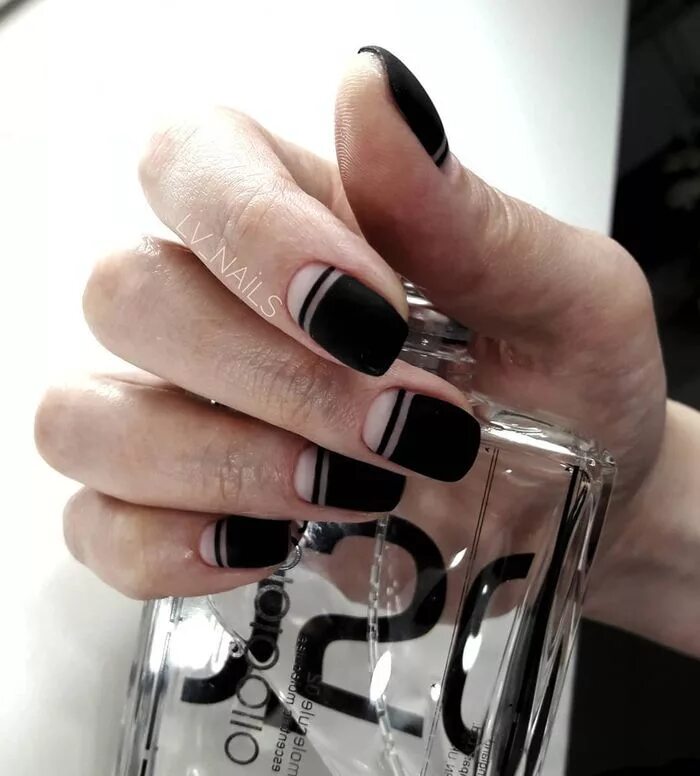 Black marble nails! Nail art inspired by black marble. Click through for more ma