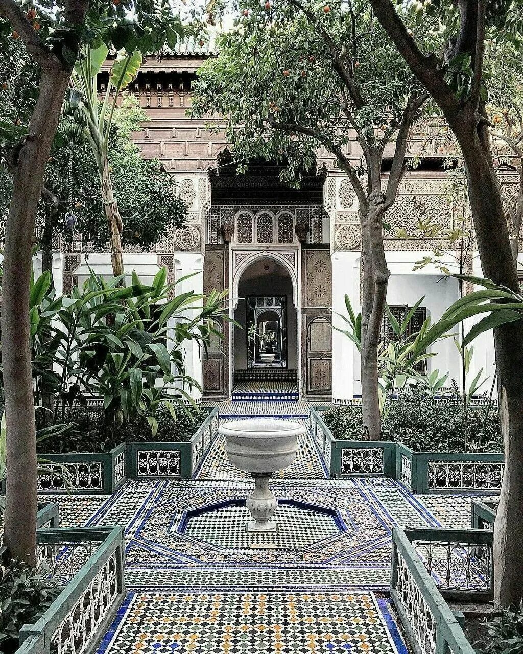 Мусульманский сад. Мавританский стиль в Марокко. Мавританская архитектура Марокко. Испано мавританский стиль СКДА. Арабский дворец Марокко.