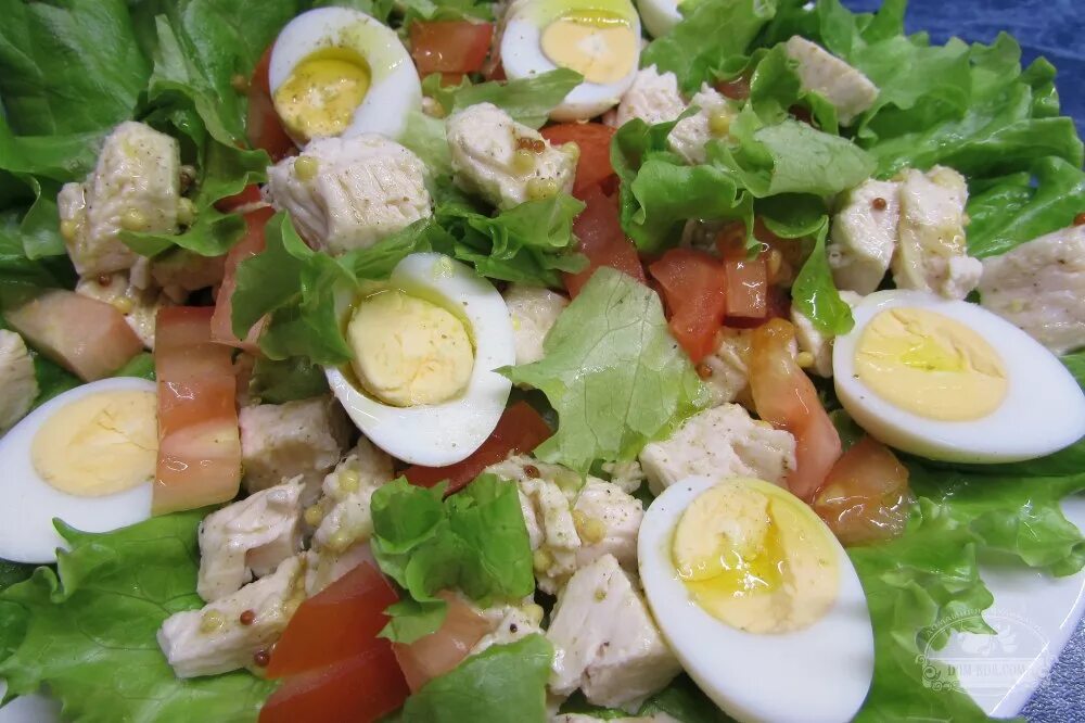 Салат с перепелиными яйцами и помидорами. Салат с тунцом и перепелиными яйцами и помидорами. Салат с тунцом и перепелиными яйцами. Салат с рыбой и перепелиными яйцами. Салаты с яйцом какие можно