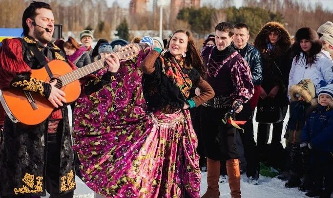 цыганка зимой. цыганка зимой. цыгане в томске. цыганская зимняя одежда. цыганка зимой.