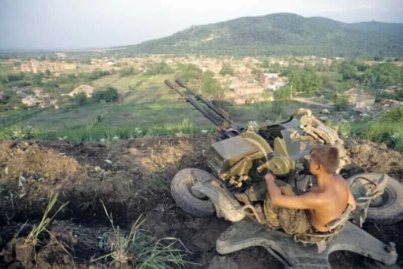 Битва за бамут. Дорога в бамут. Битва за бамут. Бессмертная крепость бамут. Война в чечне вторая чеченская кампания 1999.