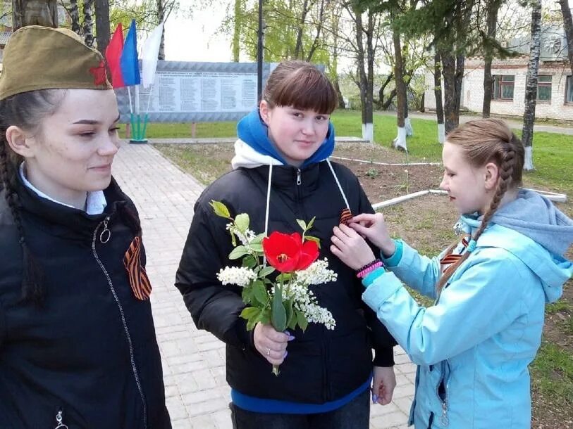 Акция георгиевская ленточка в школе. Георгиевская лента. Акция Георгиевская ленточка. Георгиевская ленточка в школу.