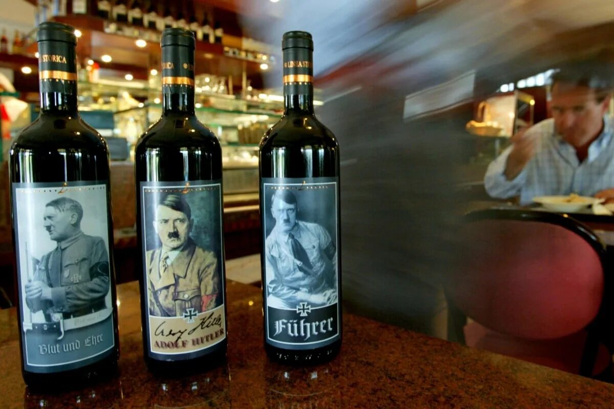 Вино с мужчиной на этикетке. Вино Муссолини. Вино в Италии с Гитлером. Вино с портретом.