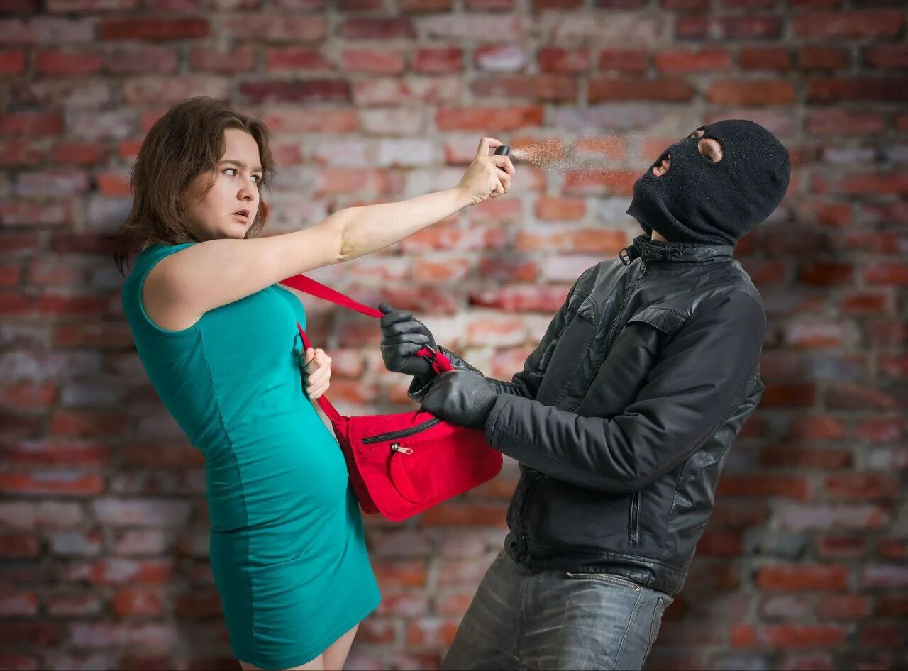 Нападение обороняющихся. Девушка защищается. Самооборона для женщин. Девушка отбивается от грабителя. Девушка защищается от мужчины.