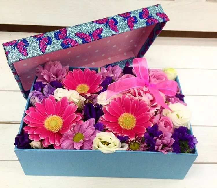 Картинка коробка с цветами. Коробочка с цветами. Коробка для цветов. Красивые коробки с цветами. Подарочные коробки для цветов.