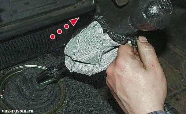 Ваз 2109 ручка коробки. Как поменять ручку кпп на ваз. Кожух ручки кпп ваз 2107. Кулиса лада приора. Как поменять ручку кпп на ваз.