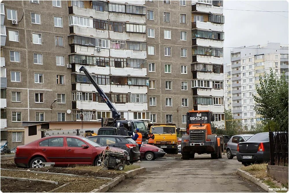 Примыкающий припаркованные. Магнитогорск дворы. Комфортная среда Магнитогорск. Магнитогорская 3 двор. Плохое благоустройство магнитогорских дворов.