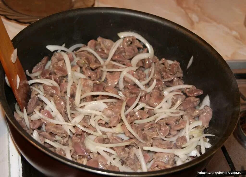Как вкусно приготовить желудки куриные на сковороде. Желудочки жареные с луком. жареные пупки куриные с луком. куриные желудки с луком на сковороде. куриные пупки на сковороде.