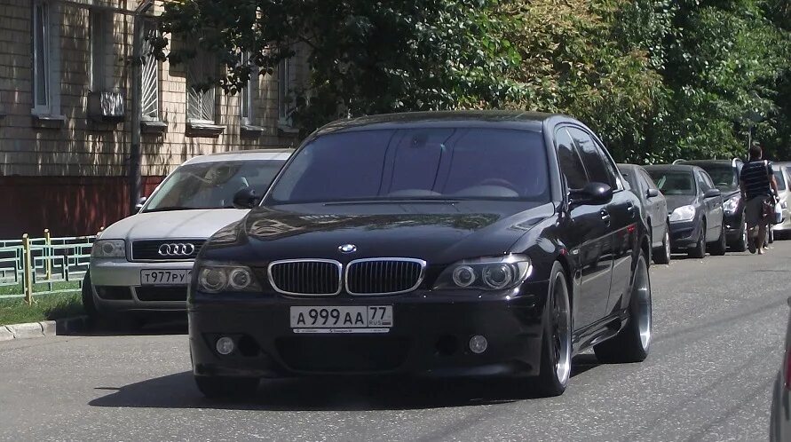 На блатных номерах катит бэха. А999аа77. BMW 5 номера блатные. БМВ 7 999.